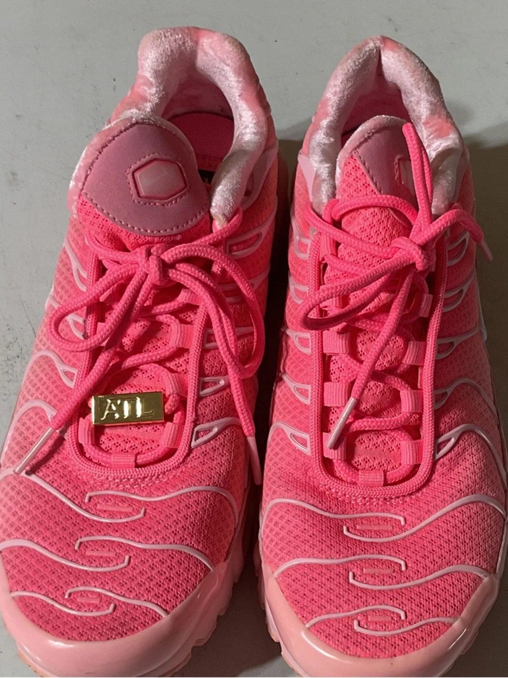 Women size 8 Atlanta pink NIKE Air max sneakers